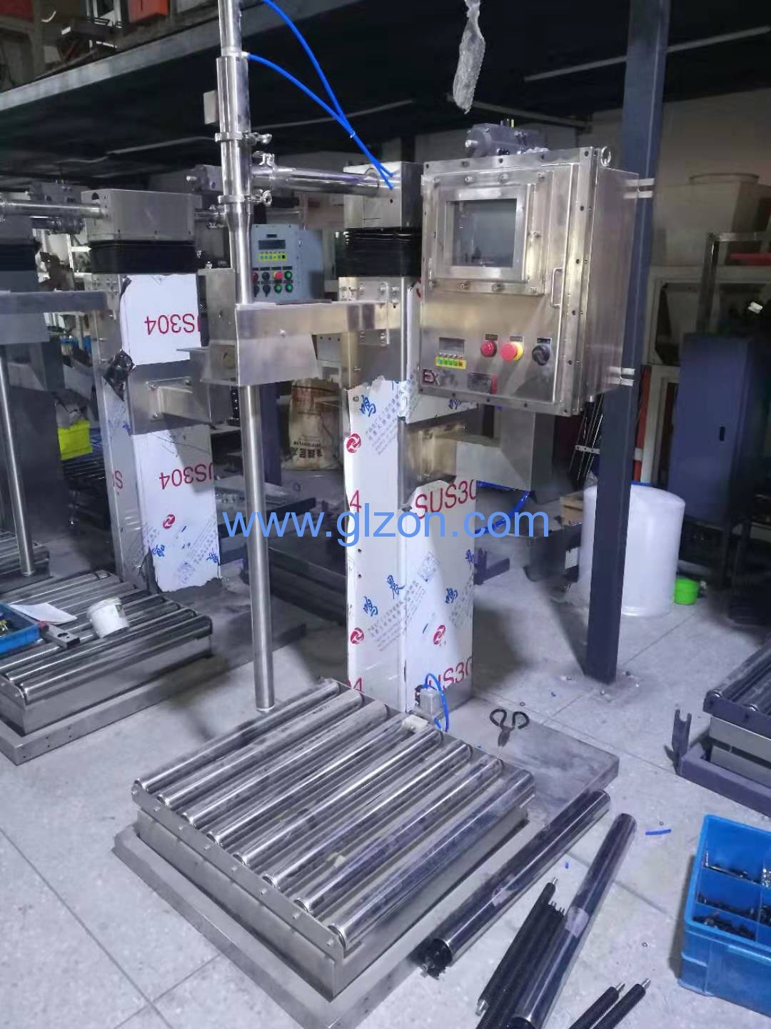 1572147046437716.jpg 液體灌裝機(jī),稱(chēng)重灌裝機(jī),定量灌裝機(jī)