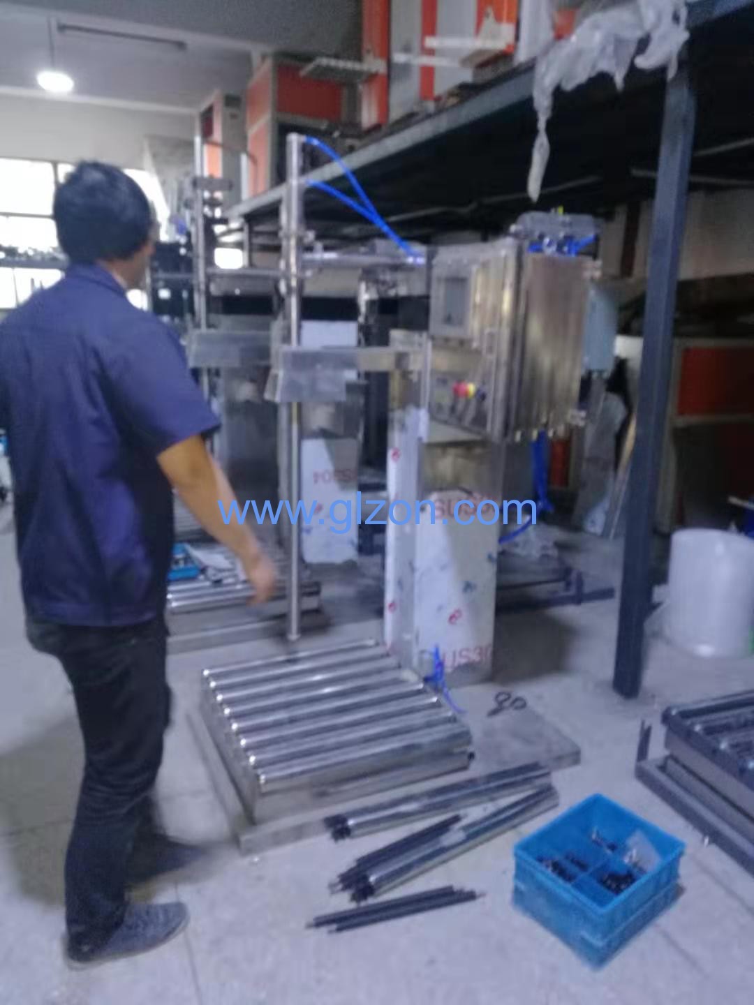 1572147046819543.jpg 液體灌裝機(jī),稱(chēng)重灌裝機(jī),定量灌裝機(jī)